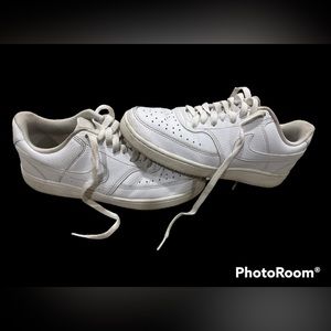 NIKE Women size 7, Low air forces!
